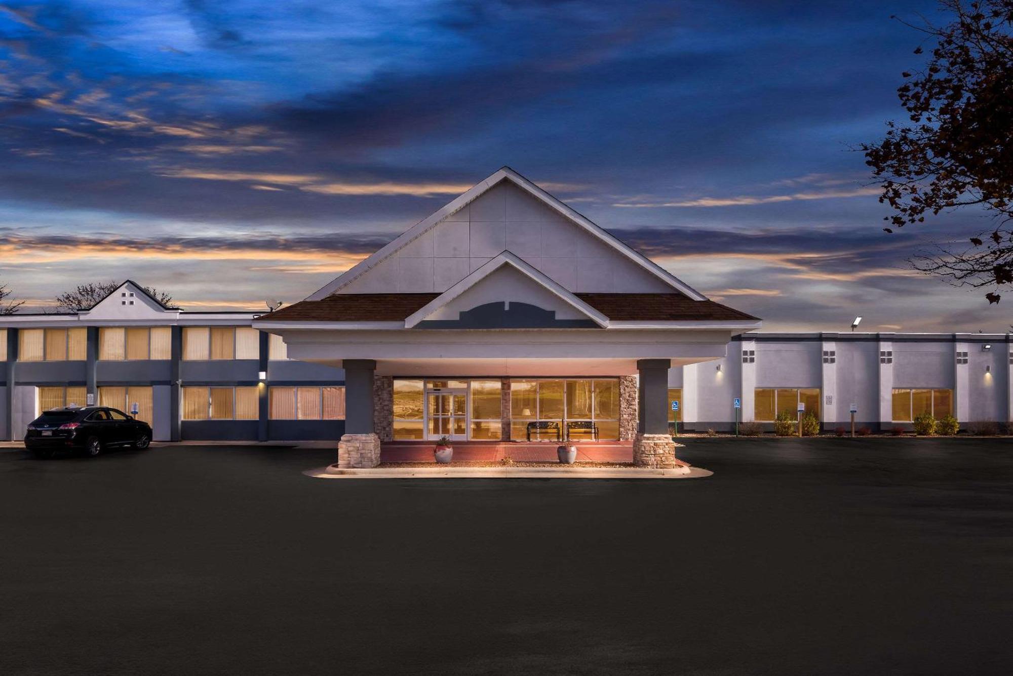 Quality Inn Fort Dodge Bagian luar foto