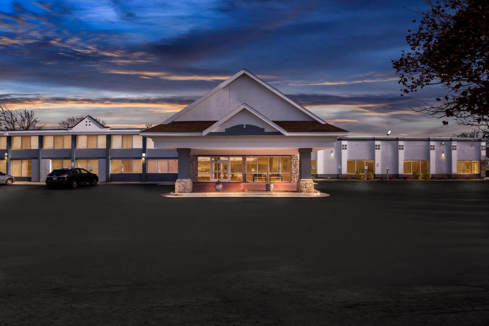 Quality Inn Fort Dodge Bagian luar foto